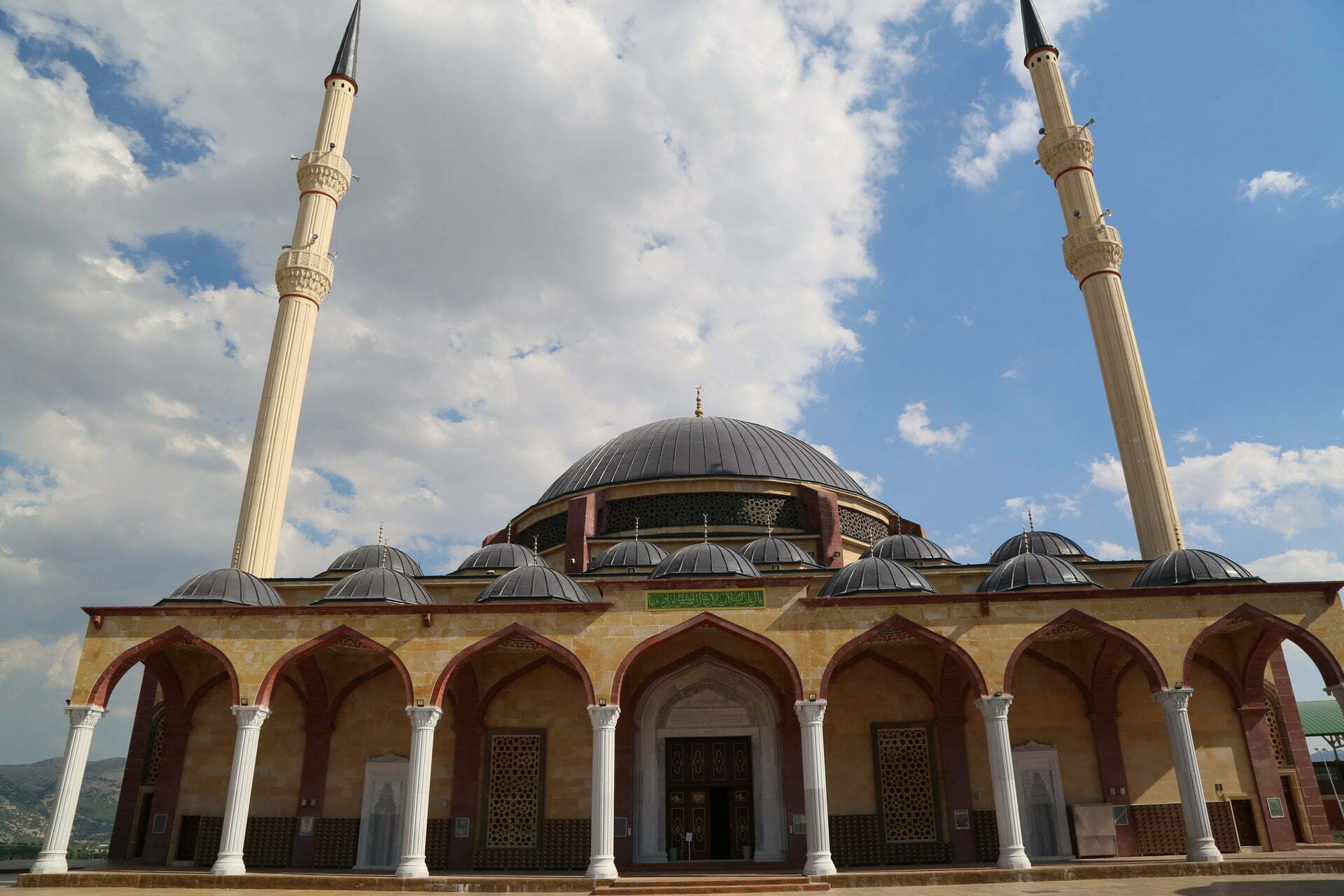 Orucu Bozup Hem Kazayı Hem Kefareti Gerektiren Şeyler yazısı için kapak fotoğrafı.