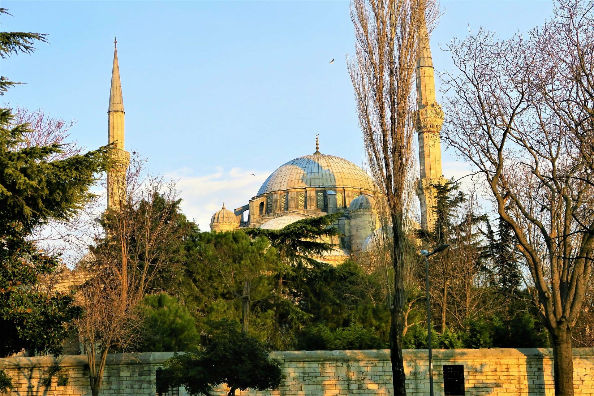 Sıcak Bir Günde Allâh İçin Oruç Tutanın Kazanacağı Büyük Ecirler yazısı için kapak fotoğrafı.